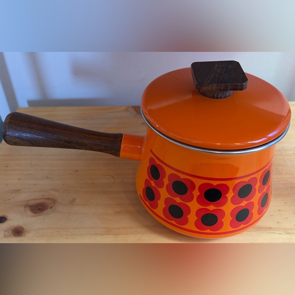 Vintage retro mod flower enamel sauce pan